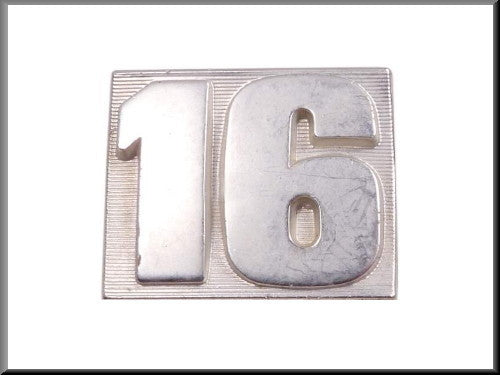 Emblème « 16 » – Renault 16 – OEM 0857607800