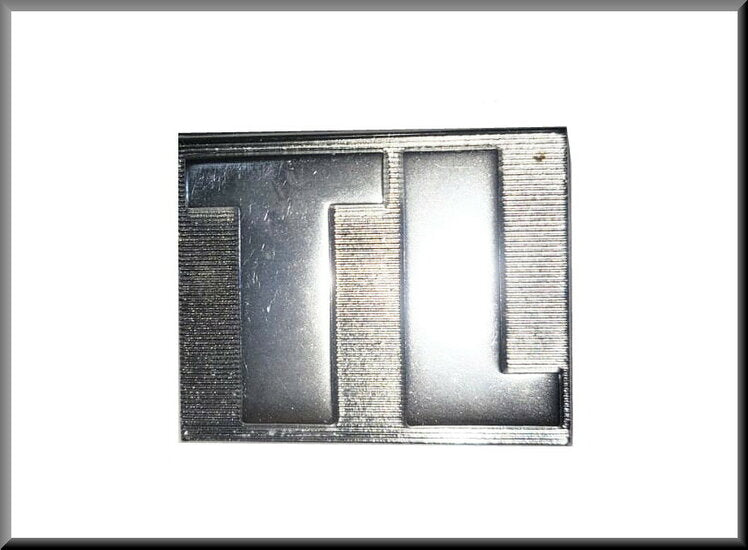 Emblem " – Renault 12 TL – OEM 7700545088 / 7700547107