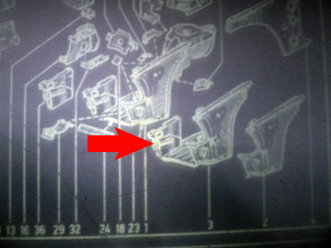 Hoekstuk voorscherm links – Renault 18 – OEM 7751582863 – NOS