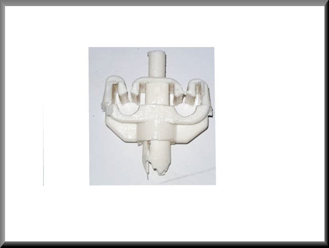 Remleiding benzineleiding klem (dubbel) – Renault 12 – OEM 7703079007