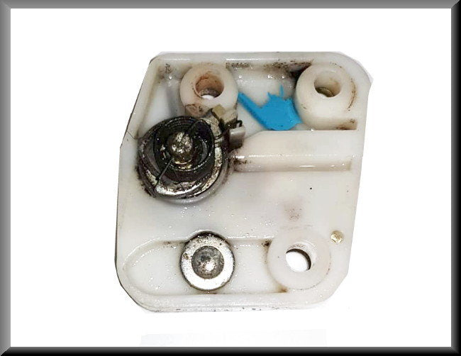 Loquet de porte côté droit – Renault 16 – OEM 7700538639 – Occasion