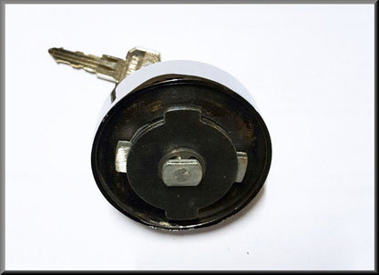 Tankdop met sleutel (chroom) – Renault 12 –Renault 15 - Renault 17 - Renault 16 -  OEM 7700522830A