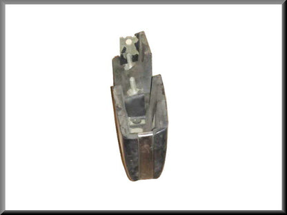 Bumperbuffer voorzijde links (met opening voor de sierstrip) – Renault 16 L – OEM 0830048100