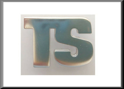 Embleem 'TS' – Renault 16 – OEM 7700515595