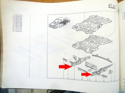 Chassis plaat voorzijde links  – Renault 14 – OEM 7700577569 / 7700577561 – NOS