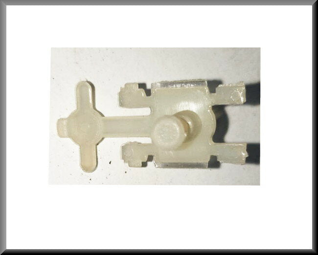 Sierstrip clip  – Renault 20 - Renault 30 – OEM 7703077047 – NOS