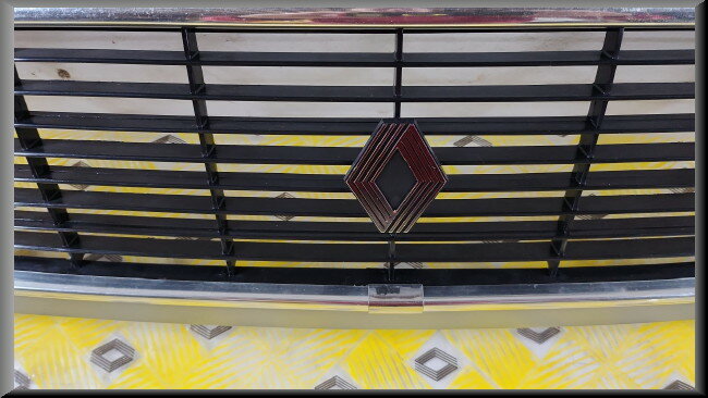 Grill middenstuk met logo  – Renault 12 – OEM 7700654709 – NOS
