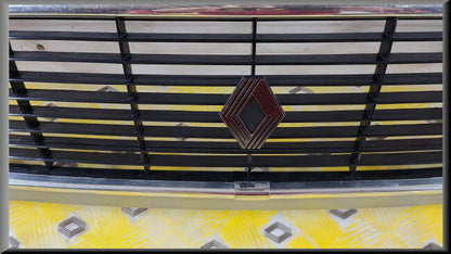 Grill middenstuk met logo  – Renault 12 – OEM 7700654709 – NOS