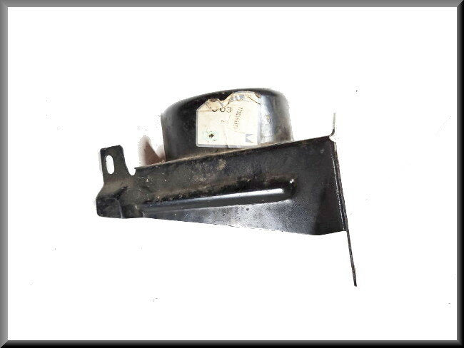 Base plate right – Renault 18 – OEM 7700665331 / 7700756712 – NOS