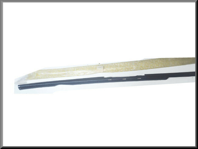 Dorpellijst rechts  – Renault 20 - Renault 30 – OEM 7700628471 – NOS