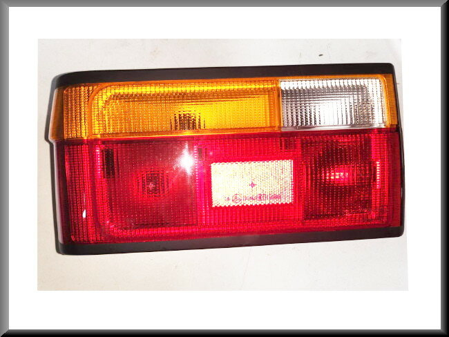 Complete achterlicht unit links met glas en zwarte rand (Farba)  – Renault 9 – OEM 6025070 – NOS