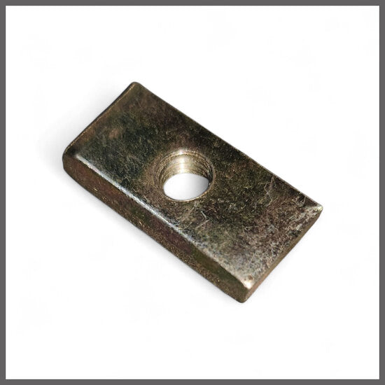 Plaque de fixation (M6) – Renault 16 – OEM 7703048001 – NOS