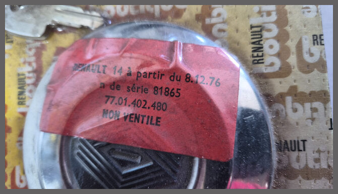 Bouchon de réservoir avec clé et logo – Renault 14 – OEM 7701402480 – NOS