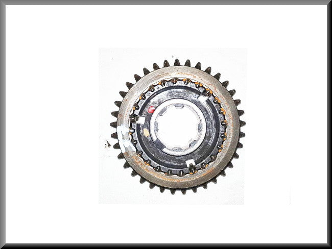 Pignon marche arrière avec moyeu synchroniseur (37 dents) – Renault 16 – OEM 7701455857 / 7701455854 / 7700455855 / 7701455856