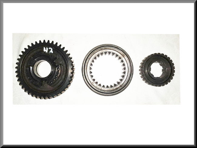 1st gear gear with synchronization hub (42 teeth) – Renault 16 – OEM 7700613725A