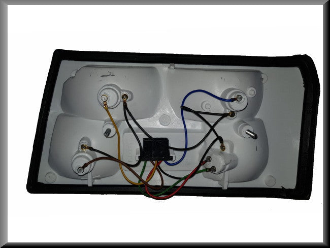 Feu arrière gauche complet – Renault 12 – OEM 770101a