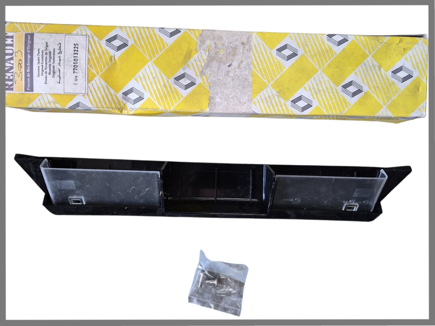 Cache-feu de plaque d'immatriculation - Renault 6 - OEM 7701013225